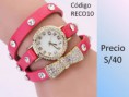 RELOJ CORREA TRIPLE CON LAZO DE PIEDRAS COLOR FUCSIA